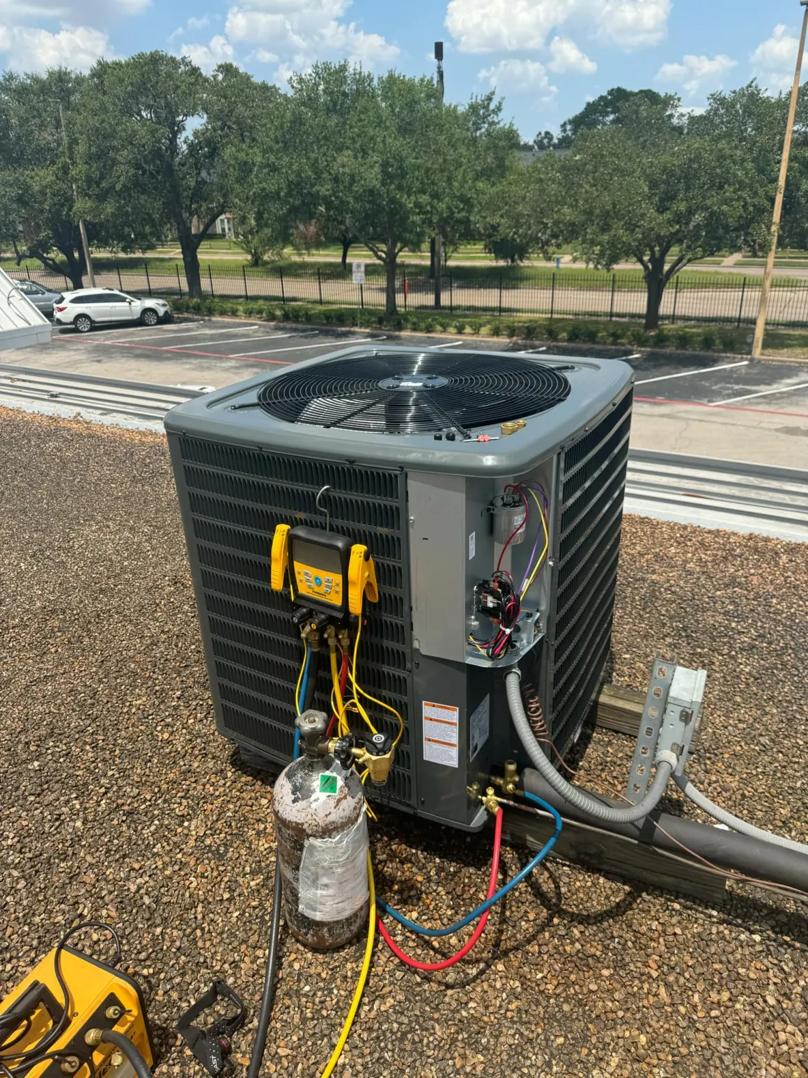 Rooftop condenser refrigerant service